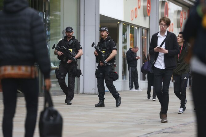„Scanpix“/AP nuotr./Policininkai patruliuoja Didžiosios Britanijos gatvėse