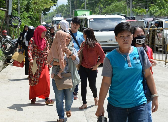 AFP/„Scanpix“ nuotr./Tūkstančiai gyventojų sprunka iš pietinio Filipinų regiono
