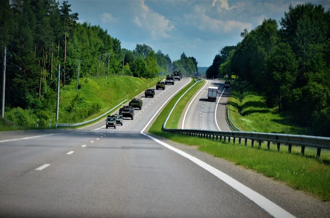 Beatričės Bankauskaitės nuotr./Kelionė 30-ties karinių automobilių virtinėje – žvilgsnis į karo policijos kasdienybę