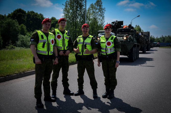 Beatričės Bankauskaitės nuotr./Kelionė 30-ties karinių automobilių virtinėje – žvilgsnis į karo policijos kasdienybę