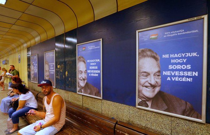 „Reuters“/„Scanpix“ nuotr./Prieš George'ą Sorosą nukreipta reklaminė kampanija Vengrijoje