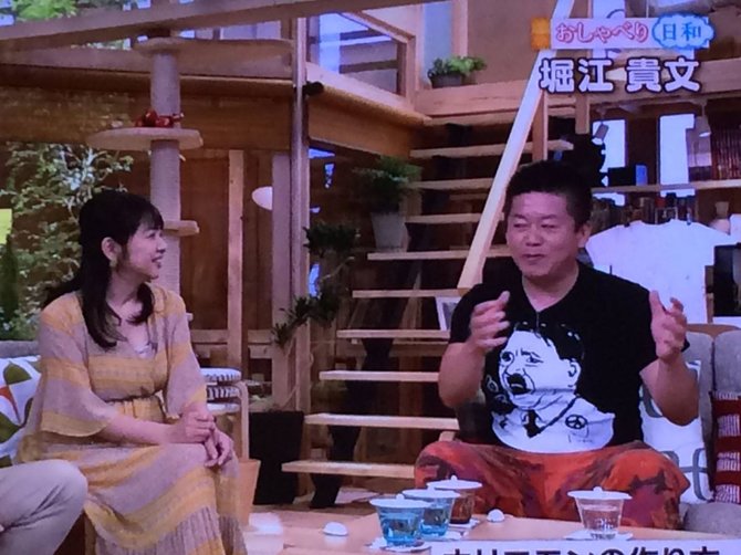 „Twitter“ nuotr./Japonijos transliuotojas NHK atsiprašė dėl svečio, vilkėjusio marškinėlius su Hitlerio atvaizdu