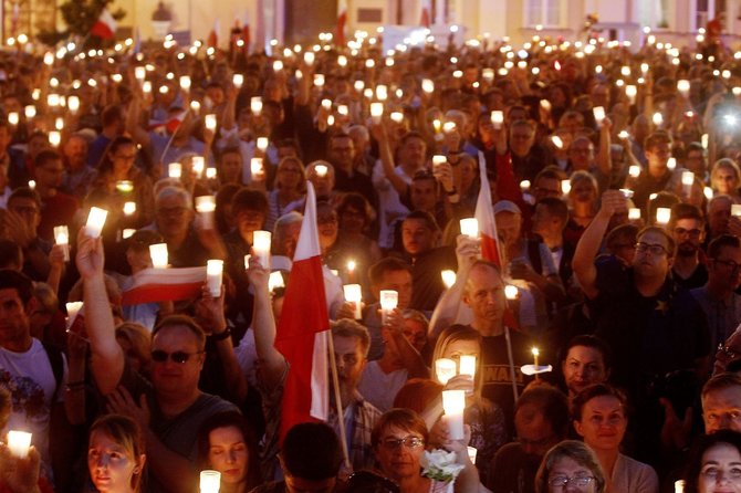 „Scanpix“/AP nuotr./Lenkijoje tūkstančiai žmonių protestavo prieš teismų reformas