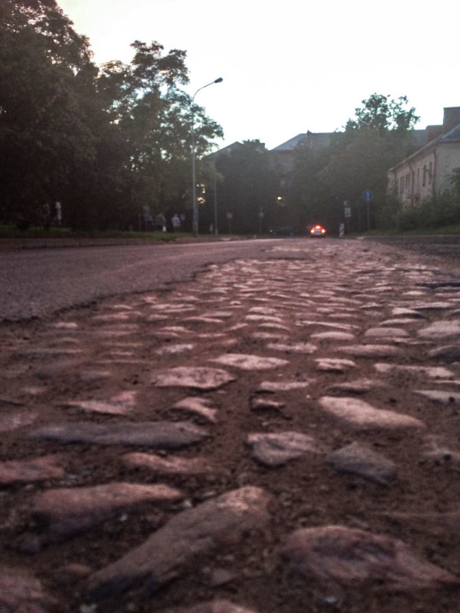 15min skaitytojo Dariaus nuotr./Vilniaus Šilo gatvėje atkastas senas grindinys