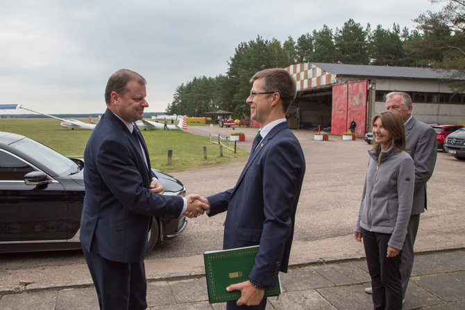  LRVK/Dariaus Janučio nuotr./ Premjeras S. Skvernelis lankėsi Paluknio aerodrome