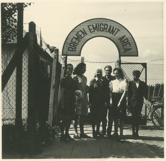 K. Kalendros/LNM nuotr./Bortkevičių ir Kalendrų šeimos prie pereinamosios stovyklos vartų. Brėmenas, 1949 m. 