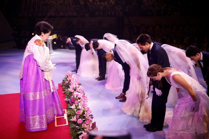 „Reuters“/„Scanpix“ nuotr./Pietų Korėjoje susituokė tūkstančiai Susivienijimo Bažnyčios narių