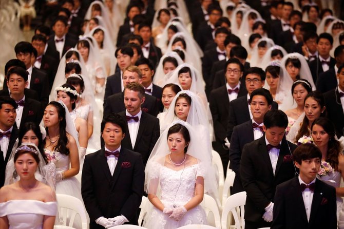 „Reuters“/„Scanpix“ nuotr./Pietų Korėjoje susituokė tūkstančiai Susivienijimo Bažnyčios narių