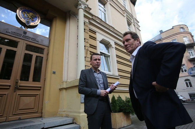 Vidmanto Balkūno / 15min nuotr./Raimondas Kurlianskis palieka STT su savo advokatu R.Mikliušu (dešinėje)