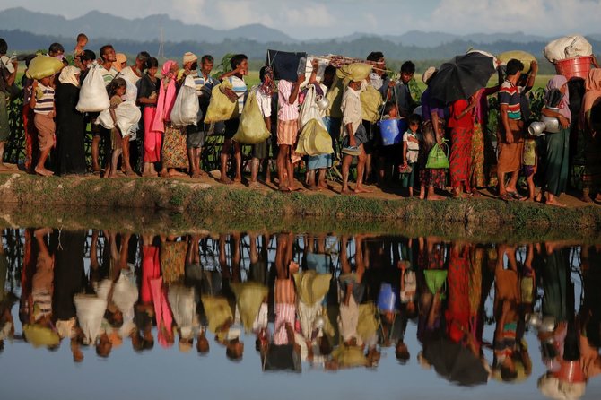 „Reuters“/„Scanpix“ nuotr./Persekiojami rohinjai iš savo šalies bėga į Bangladešą