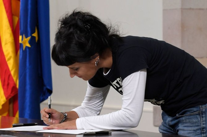 AFP/„Scanpix“ nuotr./Anna Gabriel pasirašo po atidėta nepriklausomybės deklaracija