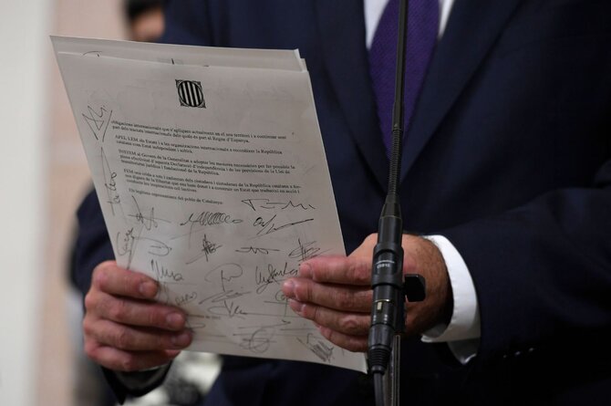 AFP/„Scanpix“ nuotr./Katalonijos lyderiai pasirašė atidėtą nepriklausomybės deklaraciją