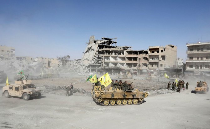 „Reuters“/„Scanpix“ nuotr./JAV remiamos pajėgos Sirijoje skelbia visiškai užėmusios buvusią „Islamo valstybės“ sostinę Raką