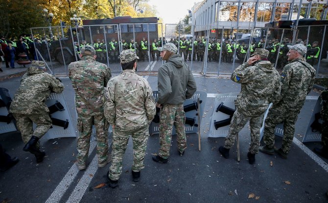 „Reuters“/„Scanpix“ nuotr./Į demonstracijas Kijeve atėjo ir nemažai karo Donbase veteranų