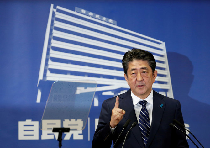 „Reuters“/„Scanpix“ nuotr./Japonijos premjero partija pelnė užtikrintą pergalę nacionaliniuose rinkimuose