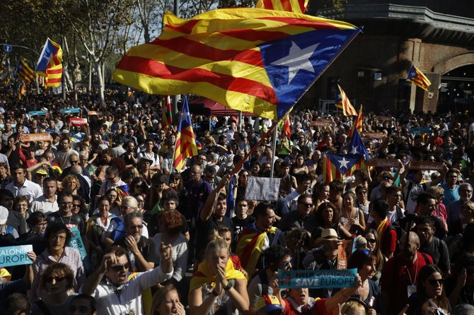 „Scanpix“/AP nuotr./Prie Katalonijos parlamento susirinkę demonstrantai laukia nepriklausomybės paskelbimo