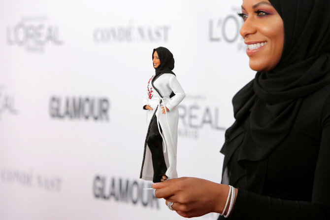 „Reuters“/„Scanpix“ nuotr./JAV fechtuotojai Ibtihaj Muhammad pagerbti išleista pirmoji Barbė su hidžabu