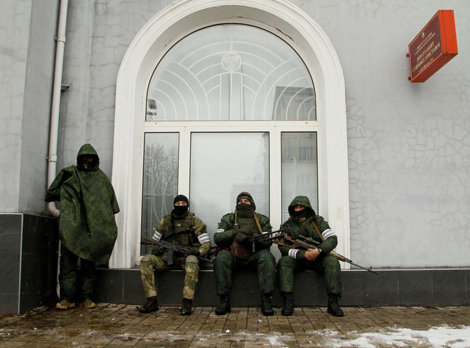 „Reuters“/„Scanpix“ nuotr./Ginkluoti kovotojai ir karinė technika Luhanske