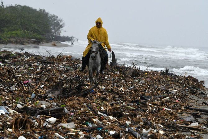 AFP/„Scanpix“ nuotr./Plastiko šiukšlėmis užteršta Hondūro pakrantė