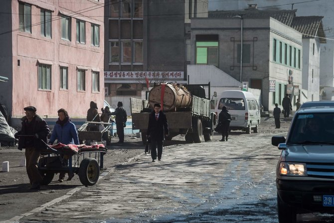 AFP/„Scanpix“ nuotr./Niūri Šiaurės Korėjos provincijos gyventojų kasdienybė