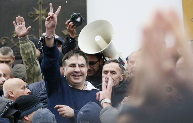 „Reuters“/„Scanpix“ nuotr./Sulaikytą Michailą Saakašvilį išlaisvino protestuotojai