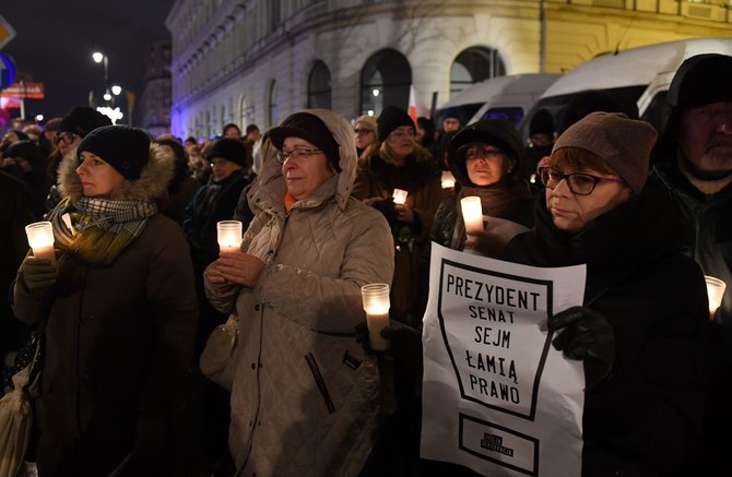 AFP/„Scanpix“ nuotr./Lenkai dainomis protestavo prieš teismų reformas