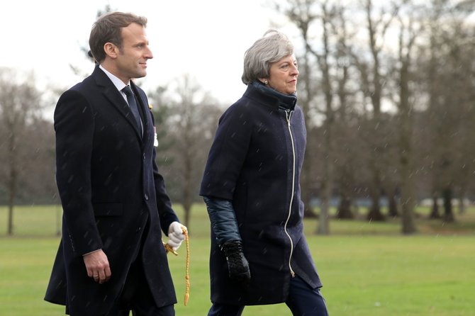 AFP/„Scanpix“ nuotr./Britų premjerė Th. May sutiko savo kolegą prancūzą E. Macroną