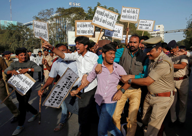 „Reuters“/„Scanpix“ nuotr./Indijos Ahmedabado mieste siautėjo prieš filmą apie mitinę karalienę protestavusios minios