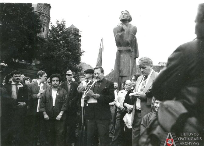 Lietuvos ypatingojo archyvo nuotr./Mitingo Vilniuje prie A. Mickevičiaus paminklo 4-jų metinių minėjimas. Pirmoje eilėje pirmas iš dešinės Antanas Terleckas. 1991 m. rugpjūčio 23 d. 