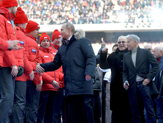 „Reuters“/„Scanpix“ nuotr./V.Putinas kreipėsi į dešimtis tūkstančių gerbėjų Maskvos Lužnikų stadione