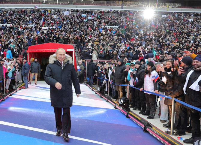 „Reuters“/„Scanpix“ nuotr./V.Putinas kreipėsi į dešimtis tūkstančių gerbėjų Maskvos Lužnikų stadione