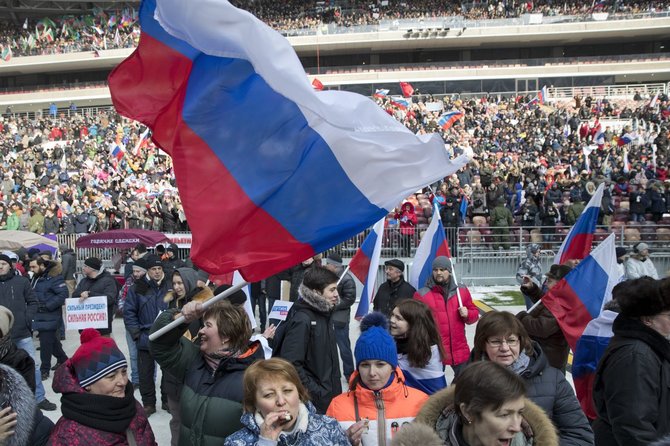 „Scanpix“/AP nuotr./V.Putinas kreipėsi į dešimtis tūkstančių gerbėjų Maskvos Lužnikų stadione