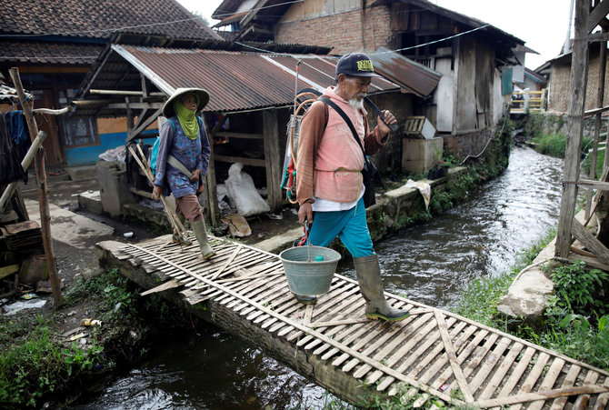 „Reuters“/„Scanpix“ nuotr./Indonezija siekia išvalyti viena labiausiai užterštų upių pasaulyje tituluojamą Citarumo upę