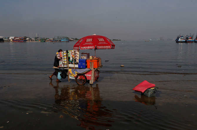 „Reuters“/„Scanpix“ nuotr./Dėl klimato šilimo kylantis vandens lygis Indonezijoje