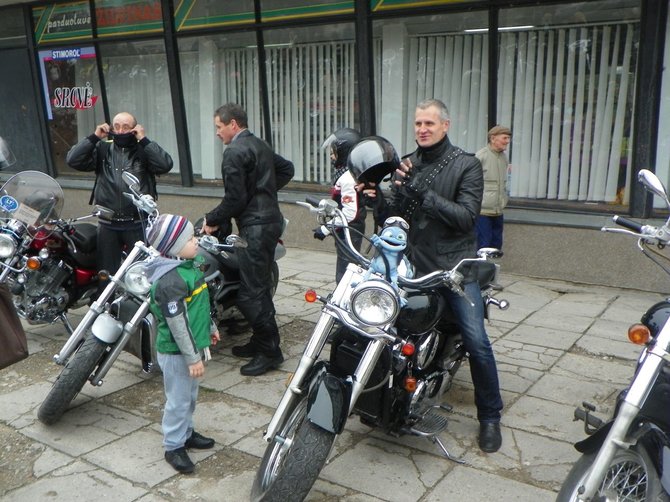 A. Grygelaičio nuotr./Ant motociklo sėda ir Vilkaviškio seniūnas R.Kurauskas