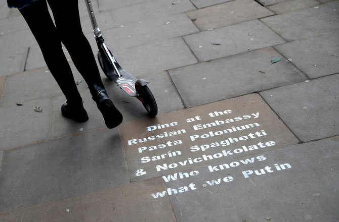 „Reuters“/„Scanpix“ nuotr./Užrašas prie Rusijos ambasados Londone