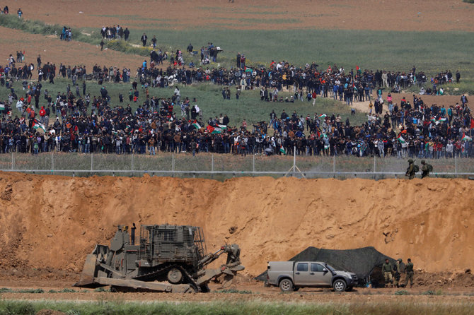 „Reuters“/„Scanpix“ nuotr./Tūkstančiai Gazos Ruožo gyventojų dalyvauja proteste prie Izraelio sienos