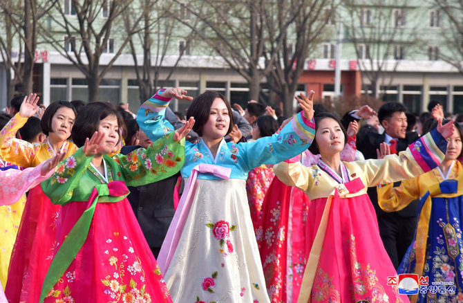„Reuters“/„Scanpix“ nuotr./Šiaurės Korėja šokiais mini velionio šalies Kim Jong Ilo dieną