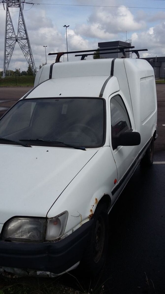 Lietuvos muitinės nuotr./Ford Fiesta, 1995 m., slėpta krovininio skyriaus papildomuose atitvaruose