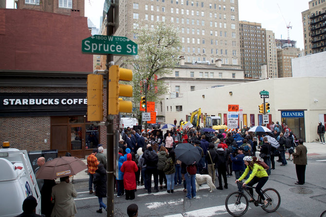 „Reuters“/„Scanpix“ nuotr./Protestai prie „Starbucks“ kavinių JAV