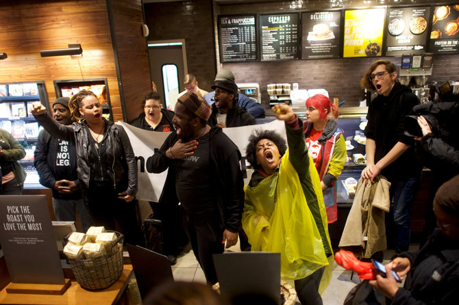 „Reuters“/„Scanpix“ nuotr./Protestai prie „Starbucks“ kavinių JAV