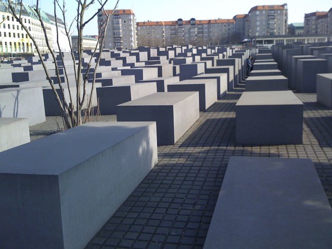 Dalios Staponkutės nuotr./Pabrėžtina granito asketika, liudijanti apie žmonijos siaubą. Berlynas, monumentas holokausto aukoms atminti