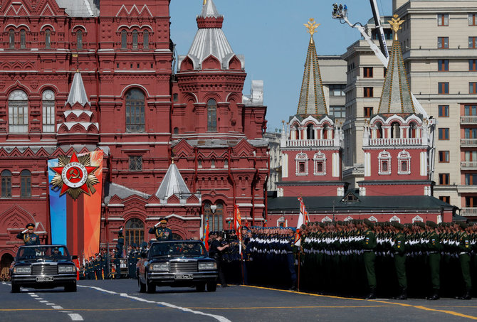 „Reuters“/„Scanpix“ nuotr./Maskvos Raudonojoje aikštėje prasidėjo Pergalės dienos paradas