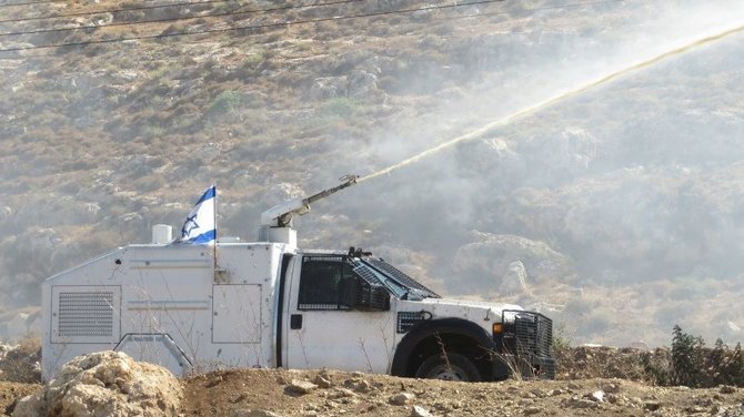Giedrės Steikūnaitės nuotr./Izraelio armija apipurškia protestuojančius civilius išmatomis dvokiančiu cheminiu skysčiu, kurio smarvę labai sunku išplauti