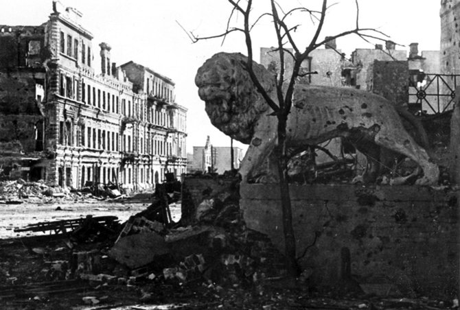 Leidyklos „Briedis“ nuotr./Sugriauto Stalingrado gatvė. 1943 m.