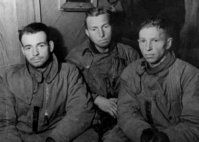 Leidyklos „Briedis“ nuotr./Sovietų Sąjungoje į nelaisvę patekę vokiečių bombonešio įgulos nariai. Daugelio belaisvių stovyklose laukė mirtis.