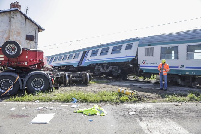 „Scanpix“/„SIPA“ nuotr./Italijoje traukiniui įsirėžus į Lietuvoje registruotą sunkvežimį žuvo du žmonės