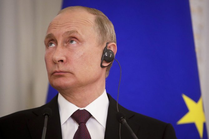 „Scanpix“/AP nuotr./Vladimiro Putino ir Emmanuelio Macrono susitikimas Sankt Peterburge