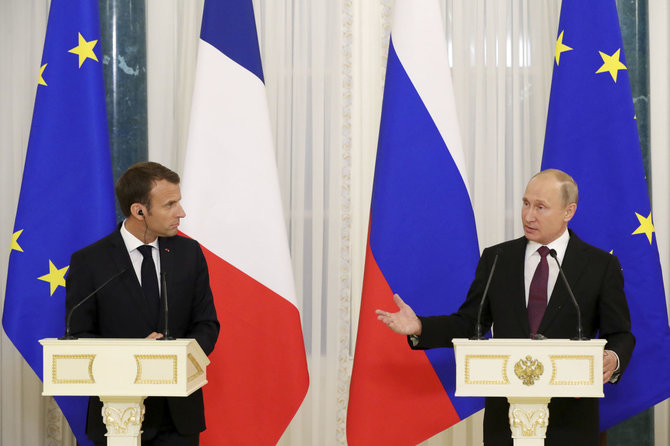 „Reuters“/„Scanpix“ nuotr./Vladimiro Putino ir Emmanuelio Macrono susitikimas Sankt Peterburge