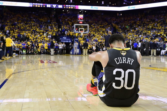 AFP/„Scanpix“ nuotr./Stephenas Curry reaguoja į Klay Thompsonas traumą